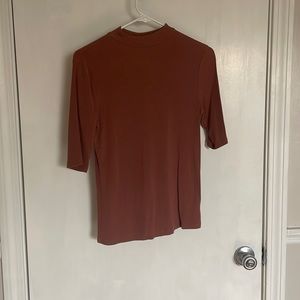 Quarter sleeve high neck top.